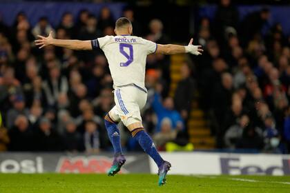 Karim Benzema, un N° 9 total, festeja uno de sus goles a Chelsea