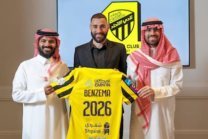 Karim Benzema, vigente Balón de Oro, dejó Real Madrid y firmó con Al-Ittihad, el campeón saudí, hasta 2026; cobrará cerca de 220 millones de dólares al año