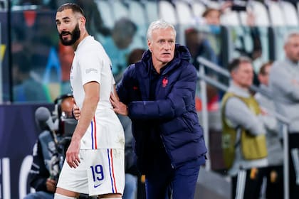 Karim Benzema y Didier Deschamps se saludan, en un partido de Francia por la Nations League, en octubre. La relación entre ambos nunca fue buena