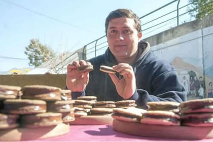 Karim Rearte en el patio de su casa, con la producción de alfajores de cocho y patay