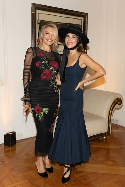 Karin Sulichin y Paz Dubarry apostaron por las flores y los sombreros para sumar un toque español, tal como indicaba el dress code