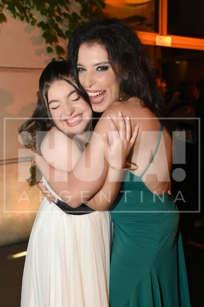 Karina Antoniali, que organizó el evento, abraza a la cumpleañera.