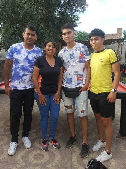 Karina Chazarreta con sus tres hijos. De izquierda a derecha: Cristian, Nahuel y Tiziano (gentileza: Cristina Ortega)