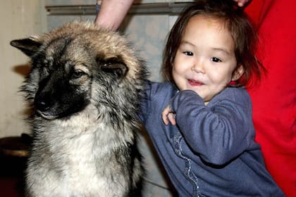 Karina Chikitova y su perra Naida, su compañera durante los 12 días que estuvo desaparecida