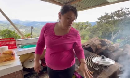 Karina es quien se encarga de preparar la comida para su familia