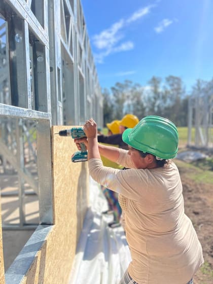 Karina Galeano tiene 47 años y es otra de las mujeres que accedió a su primera vivienda: "Yo construí las casas, como todas, sin saber para quién era, pero pensando que me la podía ganar, por eso dejaba mi corazón, mi sudor y todo de mí. Yo sabía que lo iba lograr"