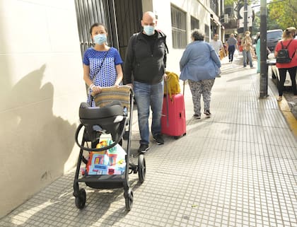 Karina Gao junto a su pareja vuelven a casa con nuevo integrante