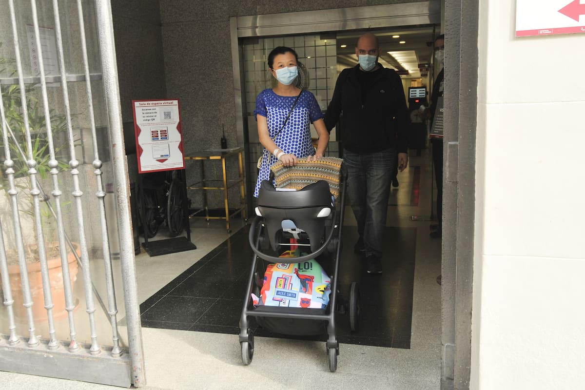 Karina Gao, su pareja y su hijo Teo, saliendo del sanatorio, luego de recibir el alta