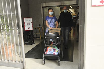 Karina Gao, su pareja y su hijo Teo, saliendo del sanatorio, luego de recibir el alta