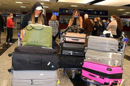 Karina Jelinek y Florencia Parise llegando a Ezeiza