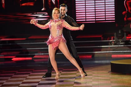 Karina La Princesita cantó y bailó con mucha sensualidad al ritmo del cha cha pop