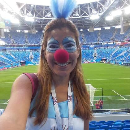 Karina Medina sigue a la selección a todas partes: eliminatorias, estuvo en Brasil, en Rusia, en las últimas Copa América, en la Finalissima de Londres y ahora ultima detalles para ir a Qatar; en la foto en la previa del partido Argentina-Nigeria, en Rusia