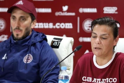 Karina Medrano, la DT de Lanús, con su par del equipo masculino: Luis Zubeldía.