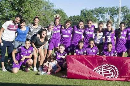 Karina Medrano dirige el equipo femenino de Lanús.