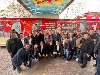 Karina Milei, con Diego Santilli y Pilar Ramírez, de campaña por el barrio chino esta semana