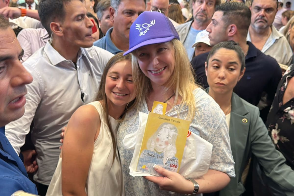 Karina Milei con la gorra de LLA