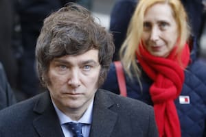 Karina Milei, detrás de su hermano, en el acto por el aniversario número 29 del atentado a la AMIA