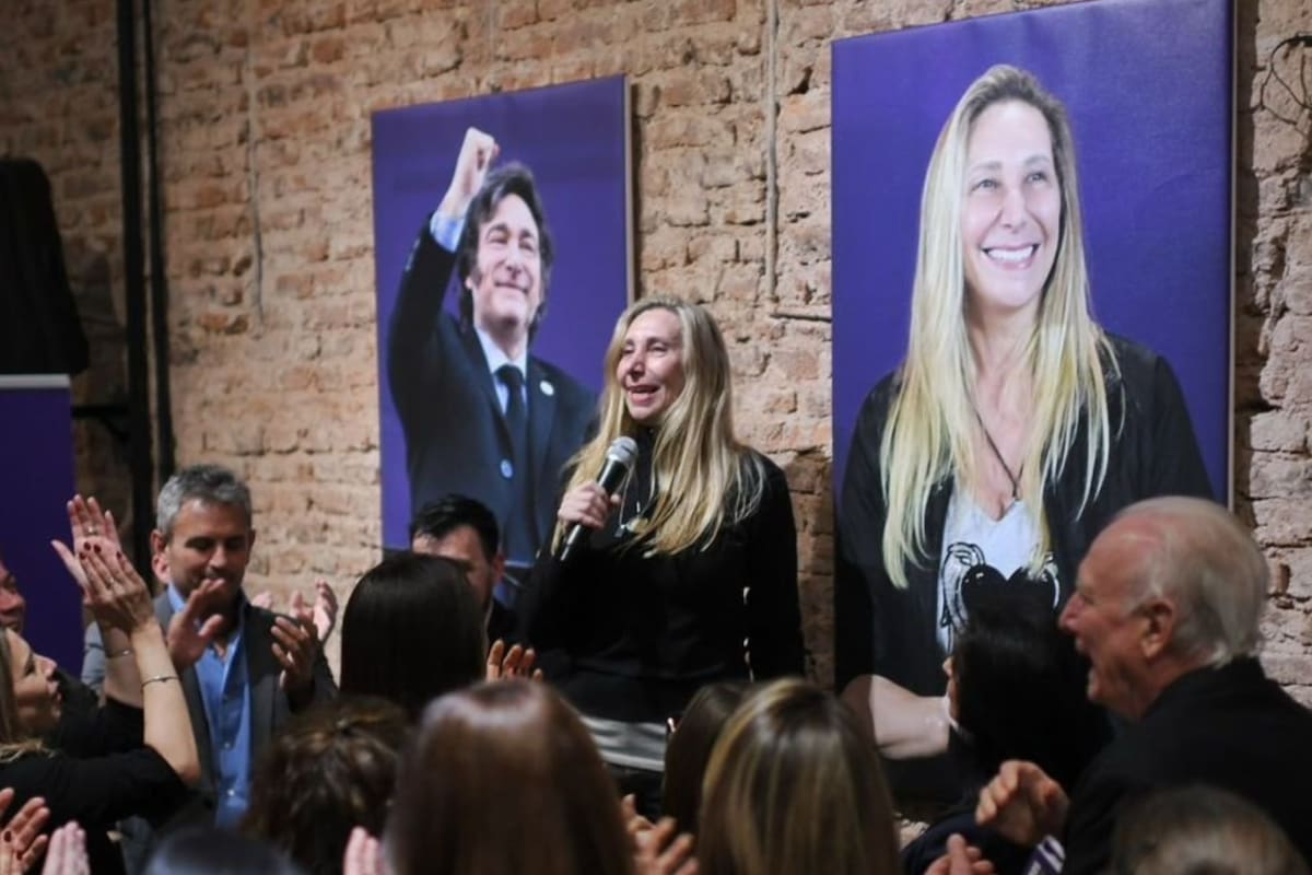 Karina Milei en el local partidario de LLA en San Telmo frente a diputados nacionales