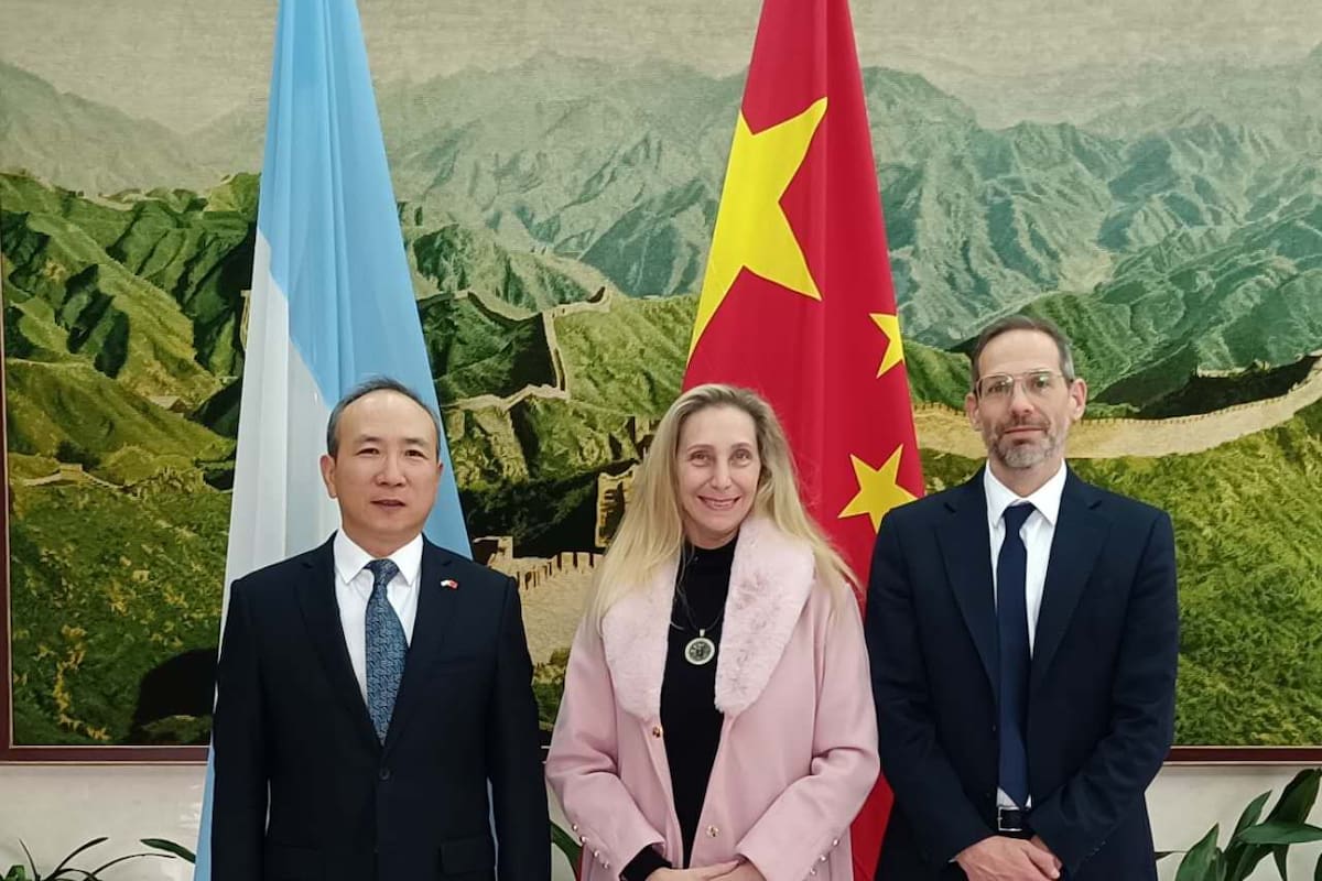 Karina Milei en la embajada de China, junto al embajador Wang Wei y el titular de la Marca País, Diego Sucalesca