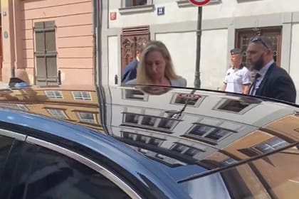 Karina Milei, en Praga, se hizo tiempo para pasear por la Plaza de la Ciudad Vieja