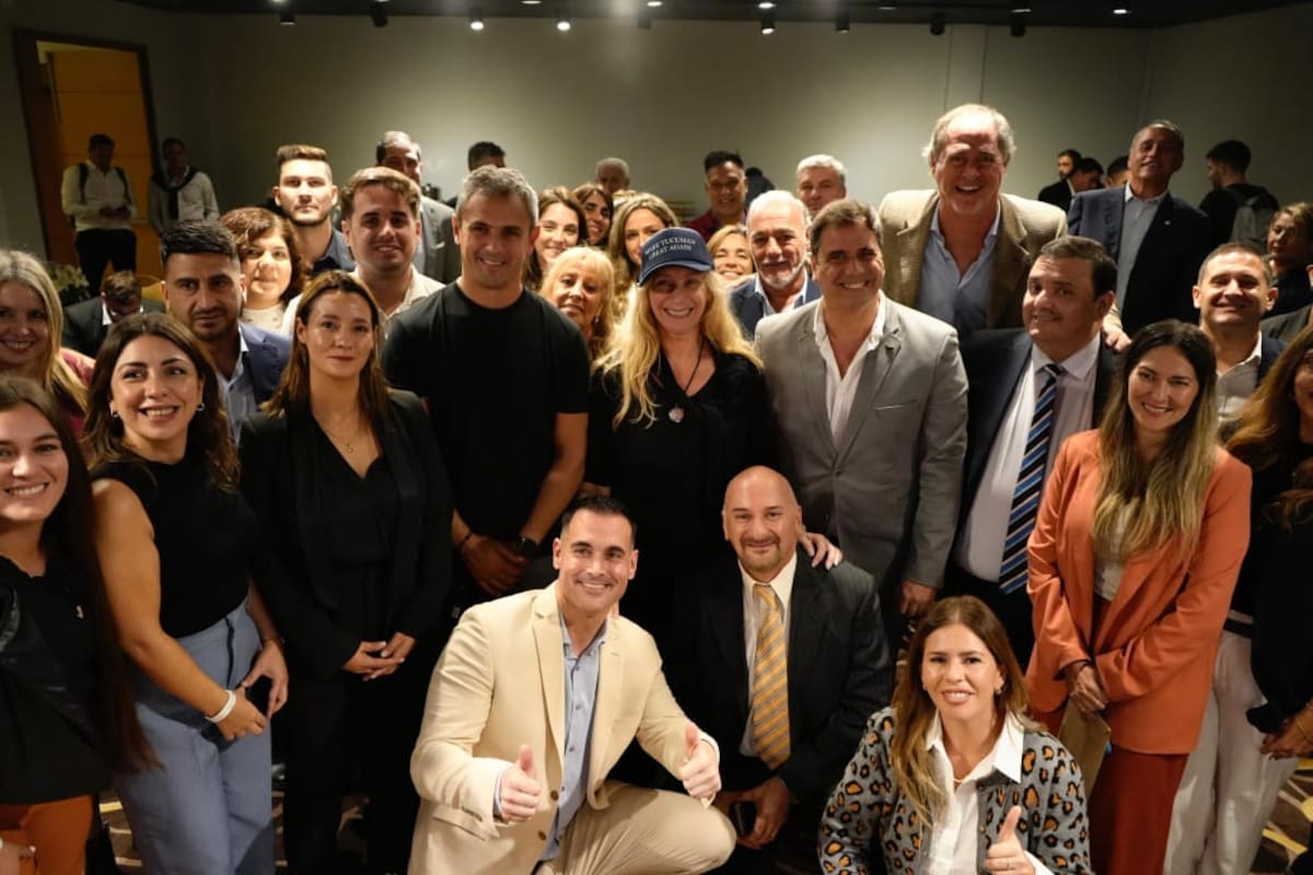 Karina Milei, escoltada por Martín Menem y Lisandro Catalán, en una reunión partidaria de La Libertad Avanza en Tucumán