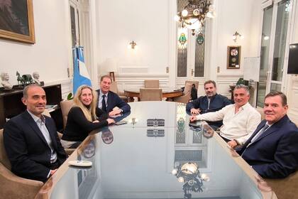 Karina Milei, hace casi un mes, cuando recibió a Santilli, Ritondo y Montenegro, con Lule Menem y Pareja