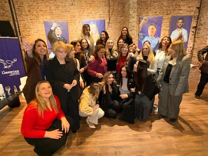 Karina Milei junto a diputadas libertarias