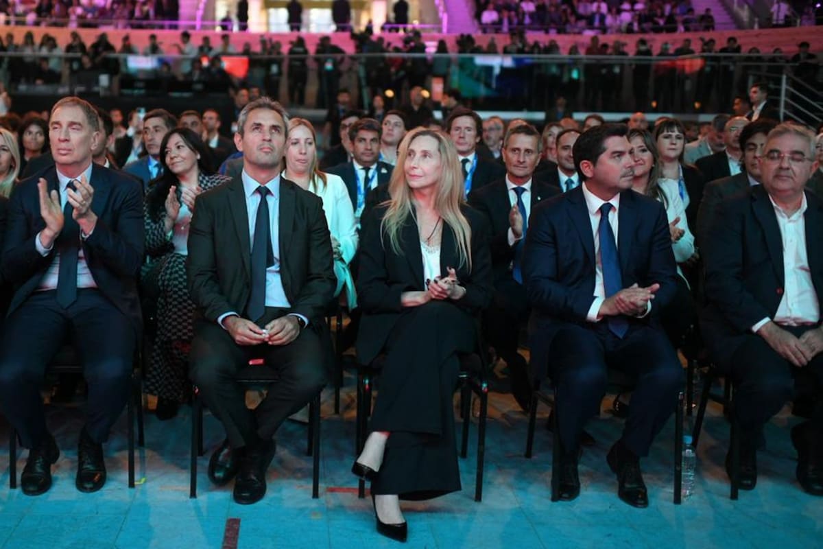Karina Milei junto a Martín Menem y al flamante jefe de Gabinete, Diego Santilli