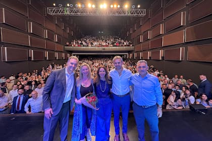 Karina Milei, junto a Martín Menem y Manuel Adorni, en un acto partidario de LLA en la Capital en diciembre