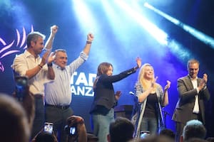 Karina Milei, junto a Pareja, Menem, Adorni y Ramírez, en el final del acto de LLA en el teatro Gran Rivadavia