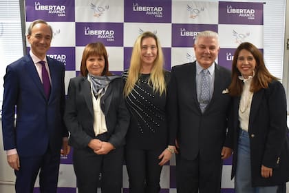 Karina Milei, junto a Patricia Bullrich y el economista Monteverde