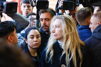 Karina Milei llegó a votar rodeada de un grupo de militantes