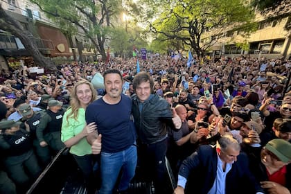 Karina Milei, Luis Petri, primer candidato de la alianza entre radicales y libertarios, y Javier Milei en una recorrida de campaña en Mendoza