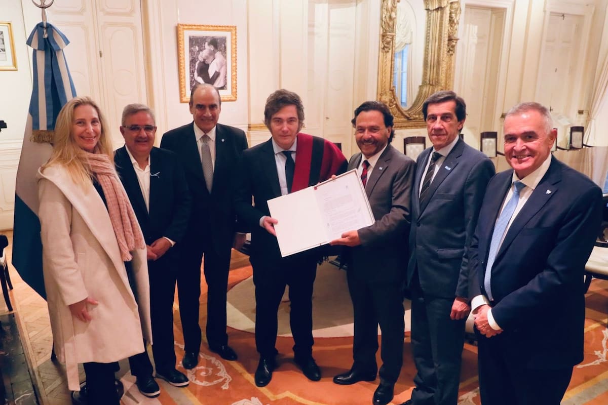 Karina Milei, Raúl Jalil, Guillermo Francos, Javier Milei, Gustavo Sáenz, Carlos Sadir y Osvaldo Jaldo el jueves en la Casa Rosada
