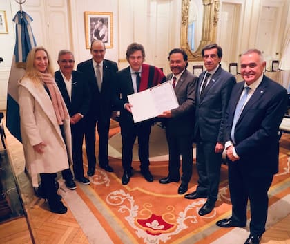 Karina Milei, Raúl Jalil, Guillermo Francos, Javier Milei, Gustavo Sáenz, Carlos Sadir y Osvaldo Jaldo