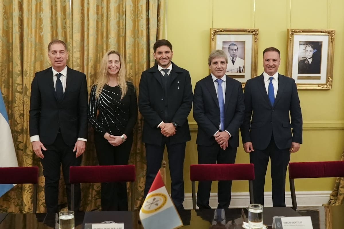 Karina Milei recibió a Pullaro junto a Diego Santilli y Luis Caputo