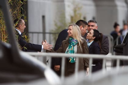 Karina Milei saluda al secretario de Cultura, Leonardo Cifelli, en la puerta del Palacio Libertad