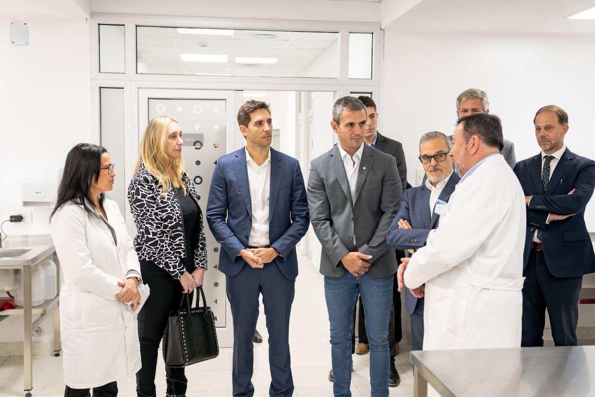 Karina Milei; Santiago Passaglia, intendente de San Nicolás; Martín Menem y Mario Russo, junto a médicos del GO Sanatorio San Nicolás