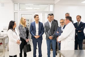 Karina Milei; Santiago Passaglia, intendente de San Nicolás; Martín Menem y Mario Russo, junto a médicos del GO Sanatorio San Nicolás