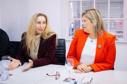 Karina Milei y Alejandra Monteoliva en la reunión de este miércoles