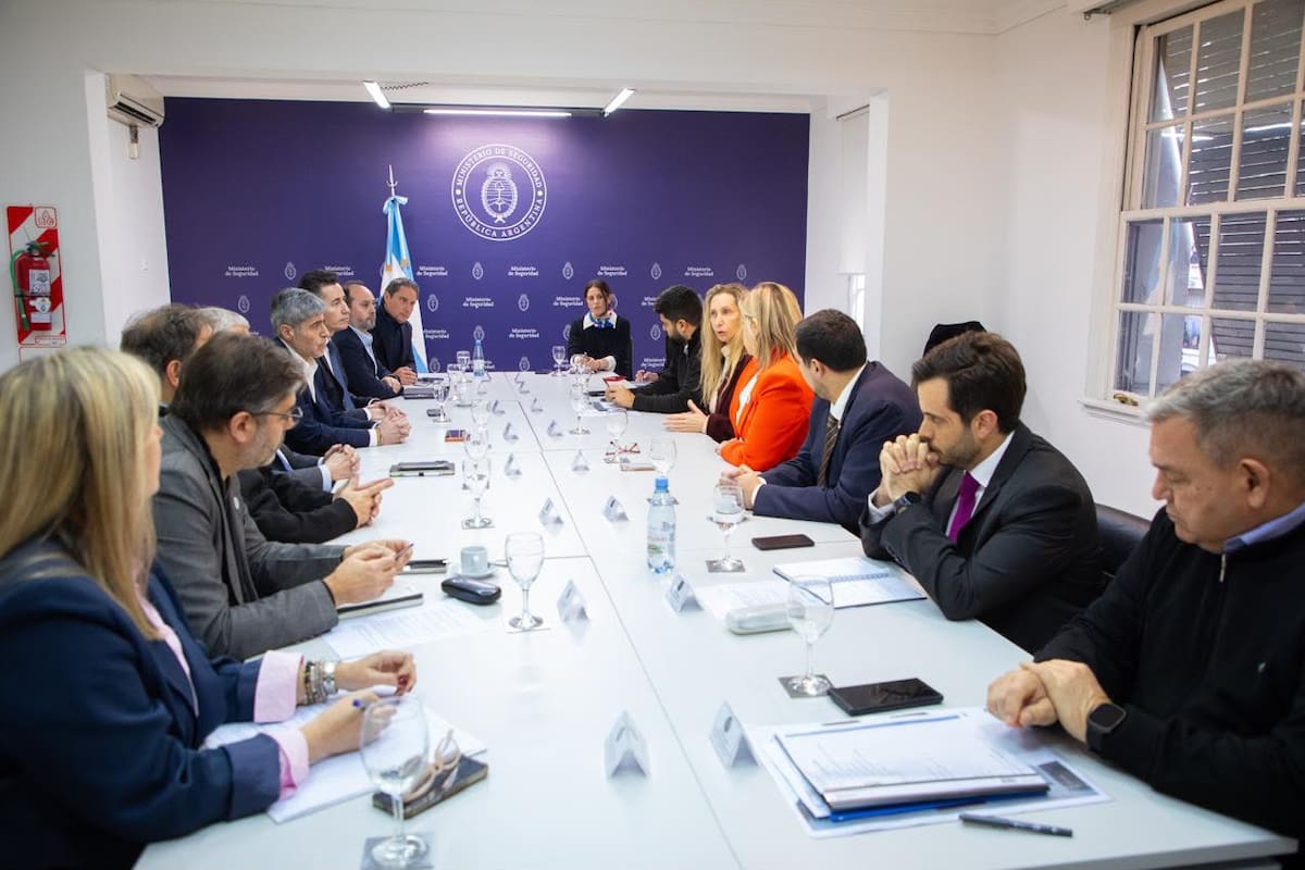Karina Milei y Carlos Bianco, en la coordinación de la visita del Papa; también hubo representantes de la Ciudad y de Córdoba