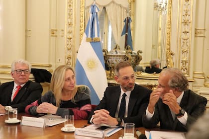 Karina Milei y Diego Sucalesca