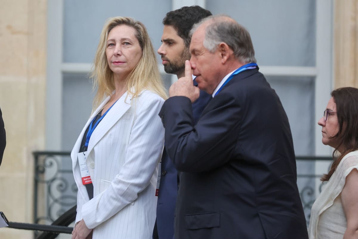 Karina Milei y los embajadores argentinos Ian Sielecki (Francia) y Gerardo Werthein (Estados Unidos), hoy, tras la bilateral de Milei con Macron
