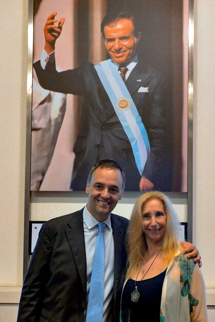 Karina Milei y Manuel Adorni, en el salón de los próceres, en la Casa Rosada