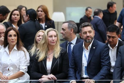 Karina Milei y Manuel Adorni en la sede de Conmebol.