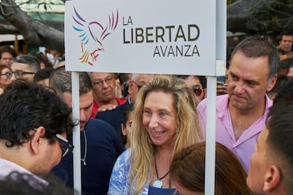 Karina Milei y Manuel Adorni, en una campaña de afiliación en la Recoleta