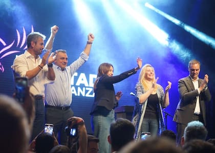 Karina Milei y otros dirigentes este miércoles en el teatro Gran Avenida de Floresta: La Libertad Avanza sobre los Macri