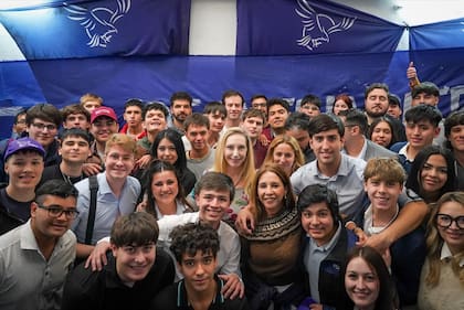 Karina Milei y Pilar Ramírez, con los jóvenes. Foto: prensa