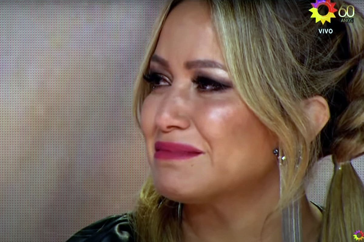 Karina no pudo contener las lágrimas.