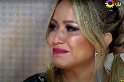 Karina no pudo contener las lágrimas.